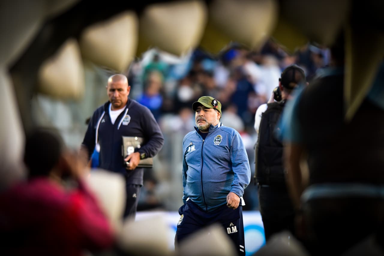 En la boca del "Lobo", así se va Maradona a descansar tras una nueva derrota, hay mucho qué corregir para levantar al equipo.