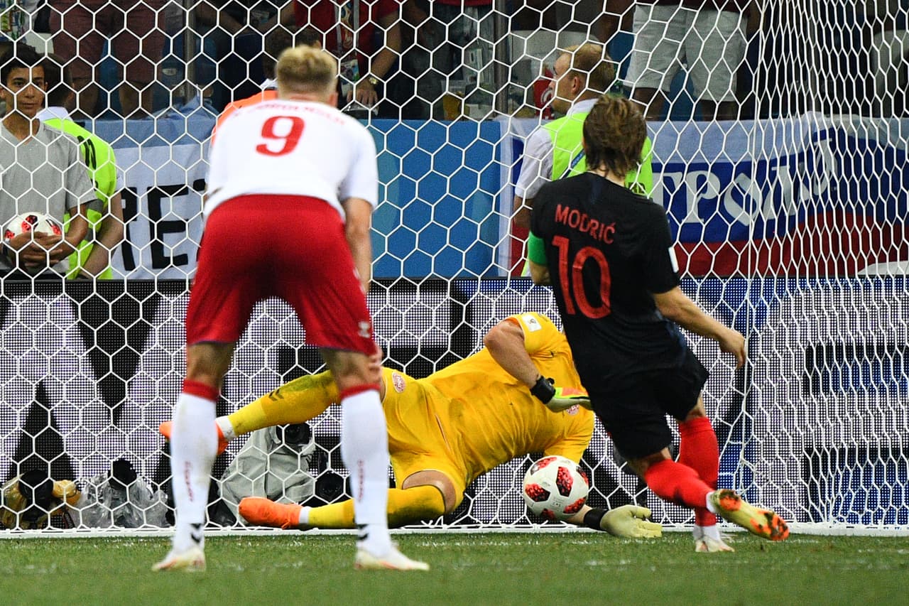 El arquero Kasper Schmeichel adivinó la intención de Modric, que llegó sin fuerza para el cobro.