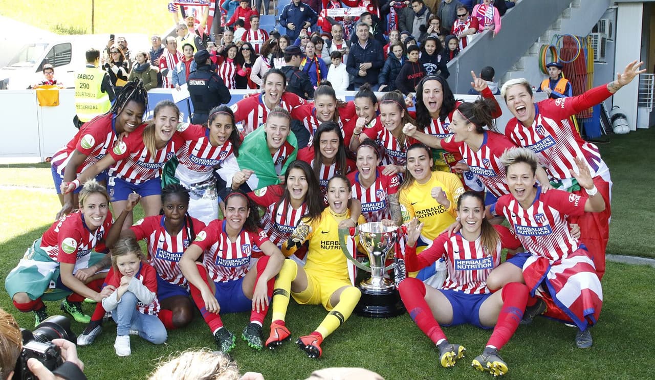 Kenti ya suma seis títulos de la Liga Iberdrola, tres de ellos con el Barcelona y los otros tres con el Atleti. También ha ganado cuatro veces la Copa de la Reina.