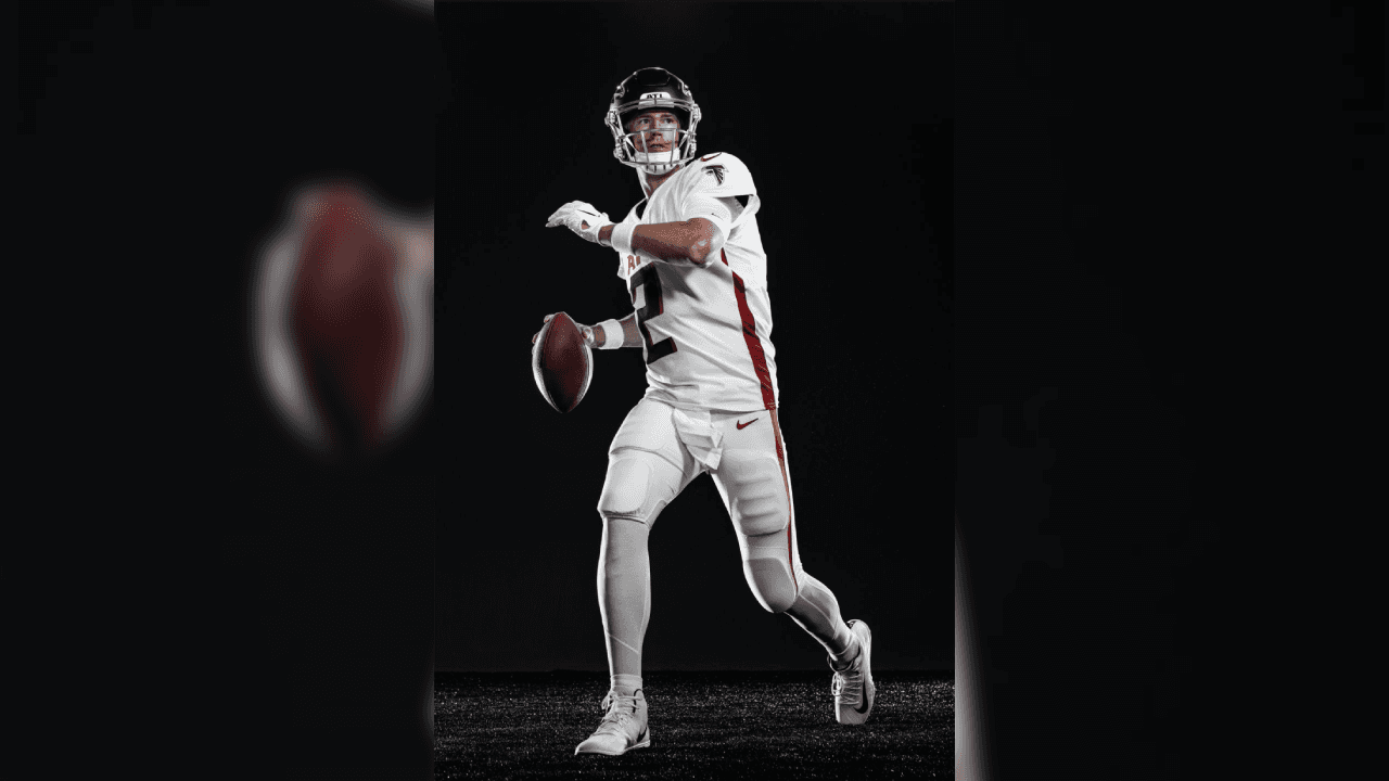 ¡Los Falcons presentan su nueva indumentaria! Con una gran variación en sus uniformes donde se eliminaron líneas en los hombros ahora predominan las tonalidades a un solo color. Así se prepara el equipo de Matt Ryan en la búsqueda de instalarse en otro Super Bowl.