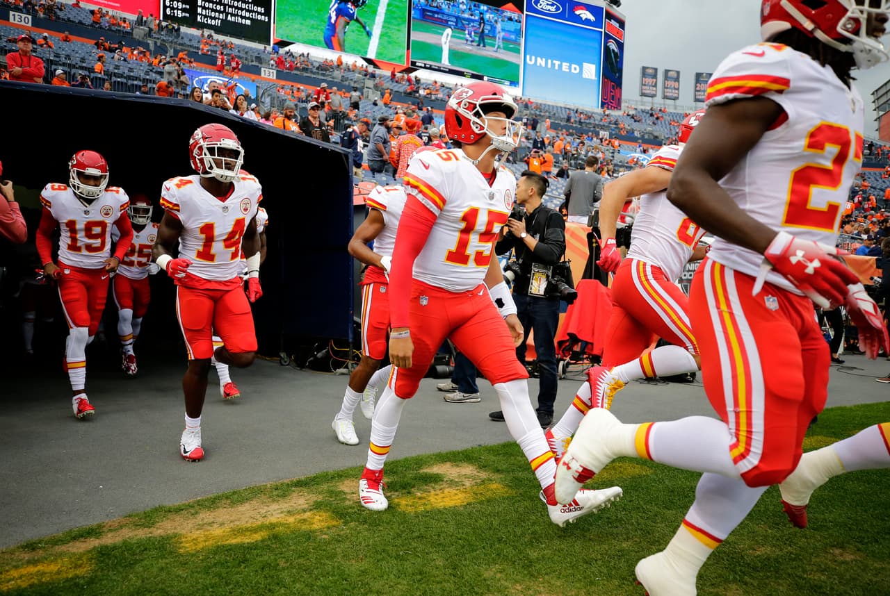 Patrick Mahomes (15) marcha como el líder de pases de anotación con 14 en cuatro juegos de 2018.