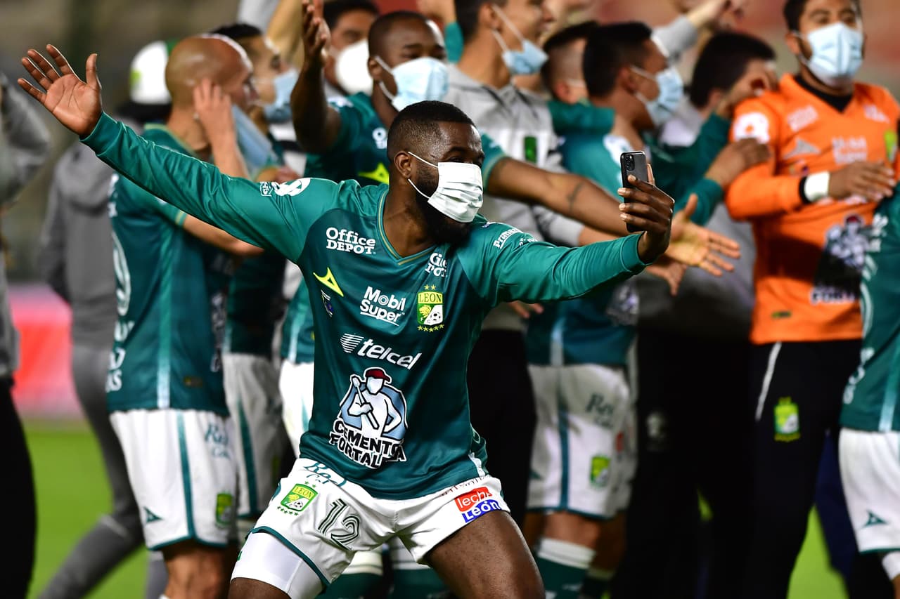 Así celebra León su nuevo campeonato del futbol mexicano en el estadio Nou Camp.