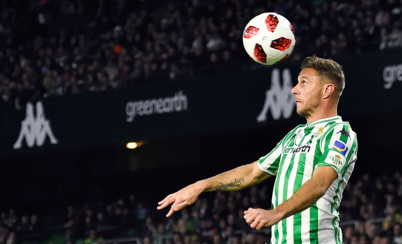Para la segunda mitad, el Betis empezó como terminó la primera parte, con líneas adelantadas y queriendo complacer a su afición, aquí Joaquín Sánchez regalando algo de la magia de su juego.