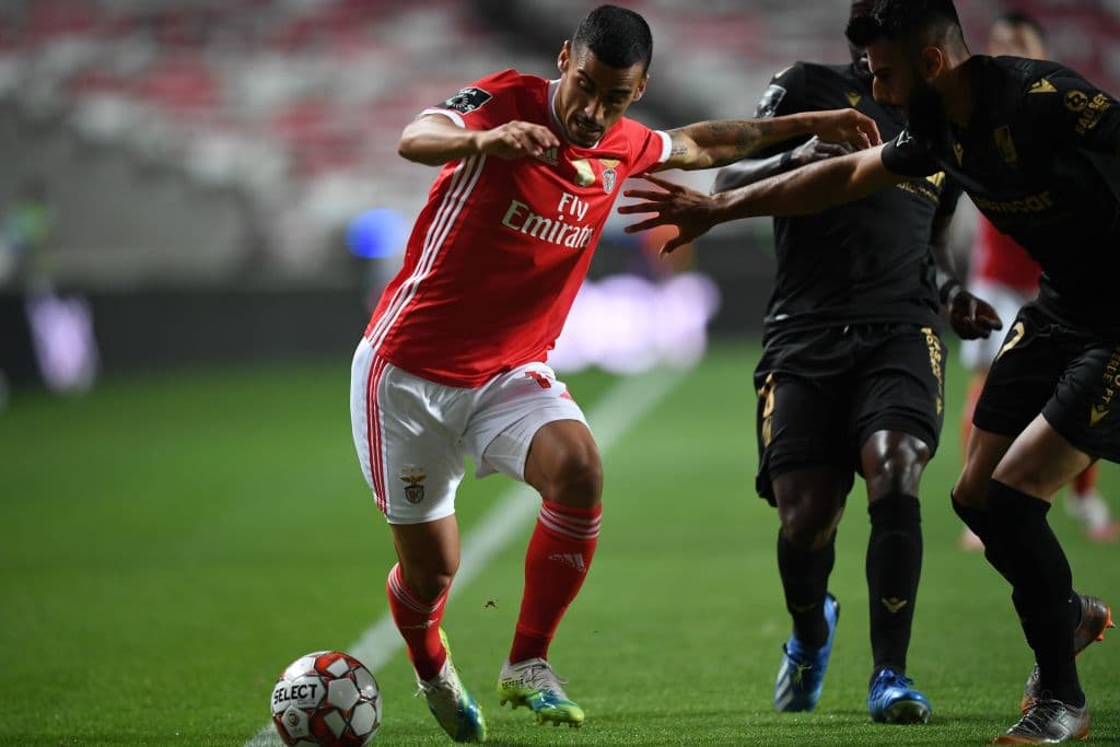 Benfica derrota 2-0 al Vitoria y prolonga la coronación del Porto por lo menos una jarnada más.