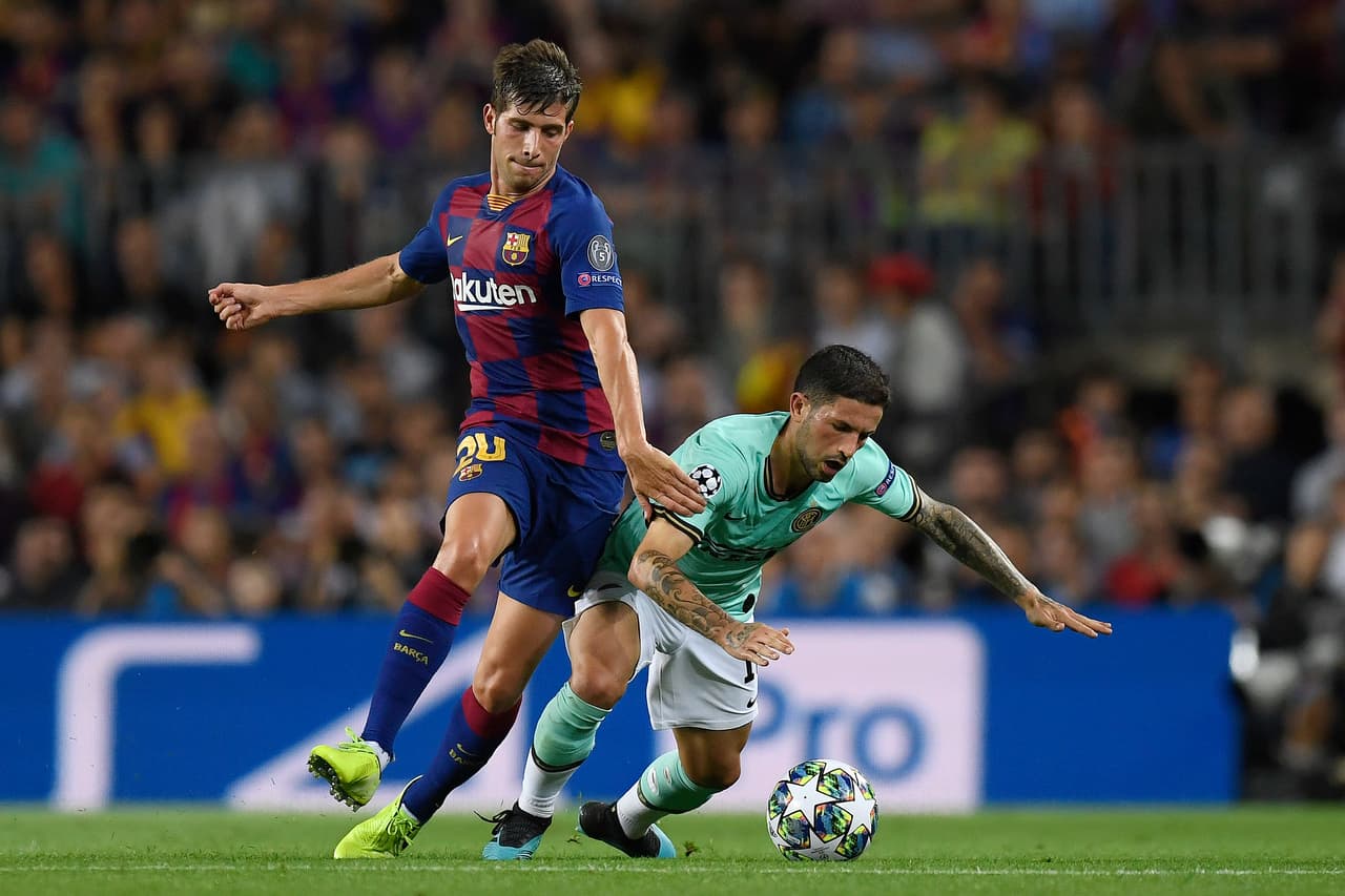 Su primera temporada en el Barcelona está marcada por la mordida al italiano Giorgio Chiellini en el Mundial de Brasil. Dejó pasar seis partidos para anotar su primer gol oficial con el equipo.