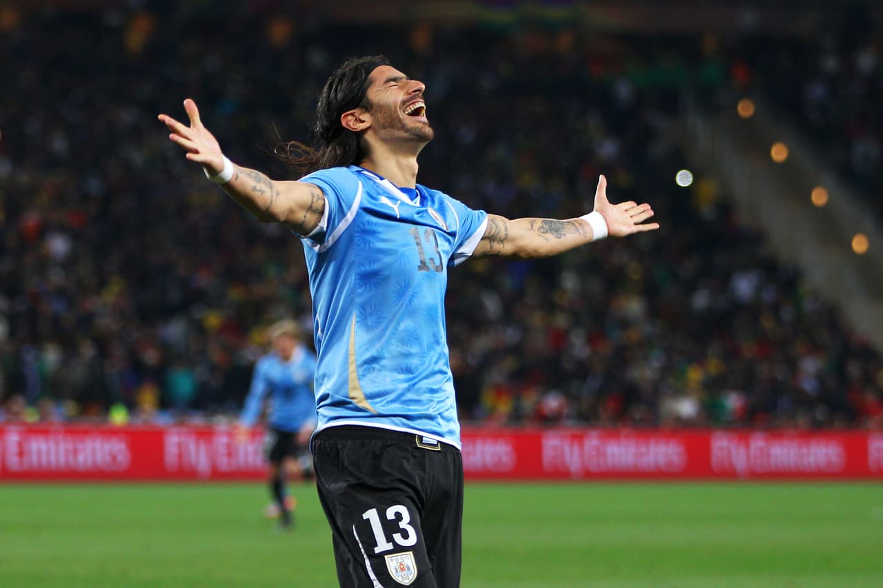 El uruguayo Sebastián Abreu vivió un choque en diciembre de 2002. "El Loco" sufrió lesiones pero su acompañante falleció. Las autoridades determinaron que el accidente fue por dificultades climáticas.