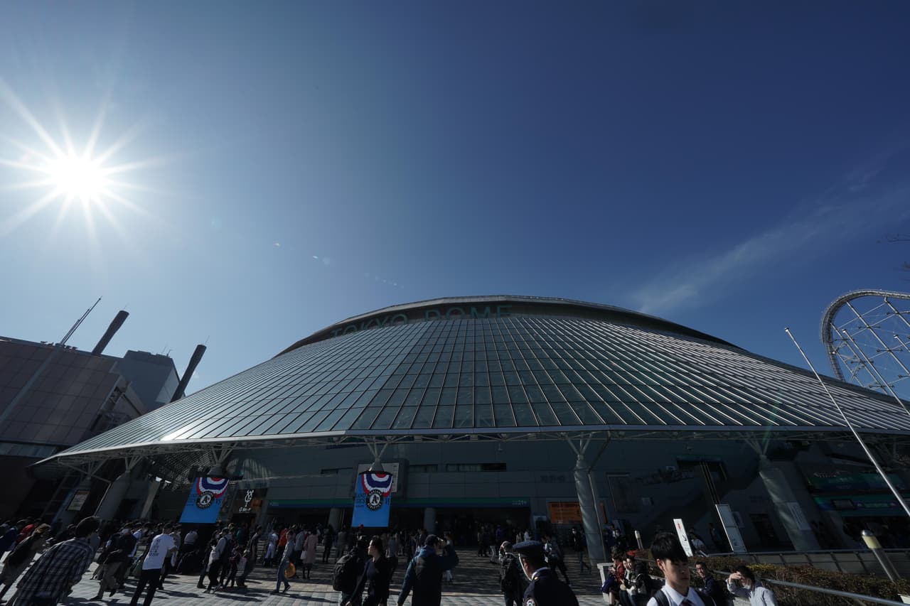 El Tokyo Dome se vistió de gala para una jornada especial de béisbol de la MLB y japonés, con el retiro de Ichiro Suzuki. Además de los miles de aficionados que colmaron las tribunas y no dejaron de apoyar, también estuvieron exjugadores como Keb Griffey (Mariners) y Kaiichi Yabu (Athletics), así como el Jim Mullen, CEO de MGM Resorts.