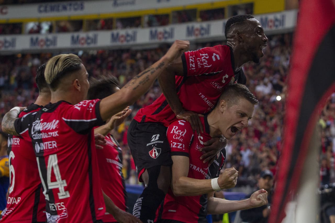Atlas hizo valer su condición de local en el Estadio Jalisco y lleva ventaja para la vuelta de la Semifinal ante Tigres en el Universitario.