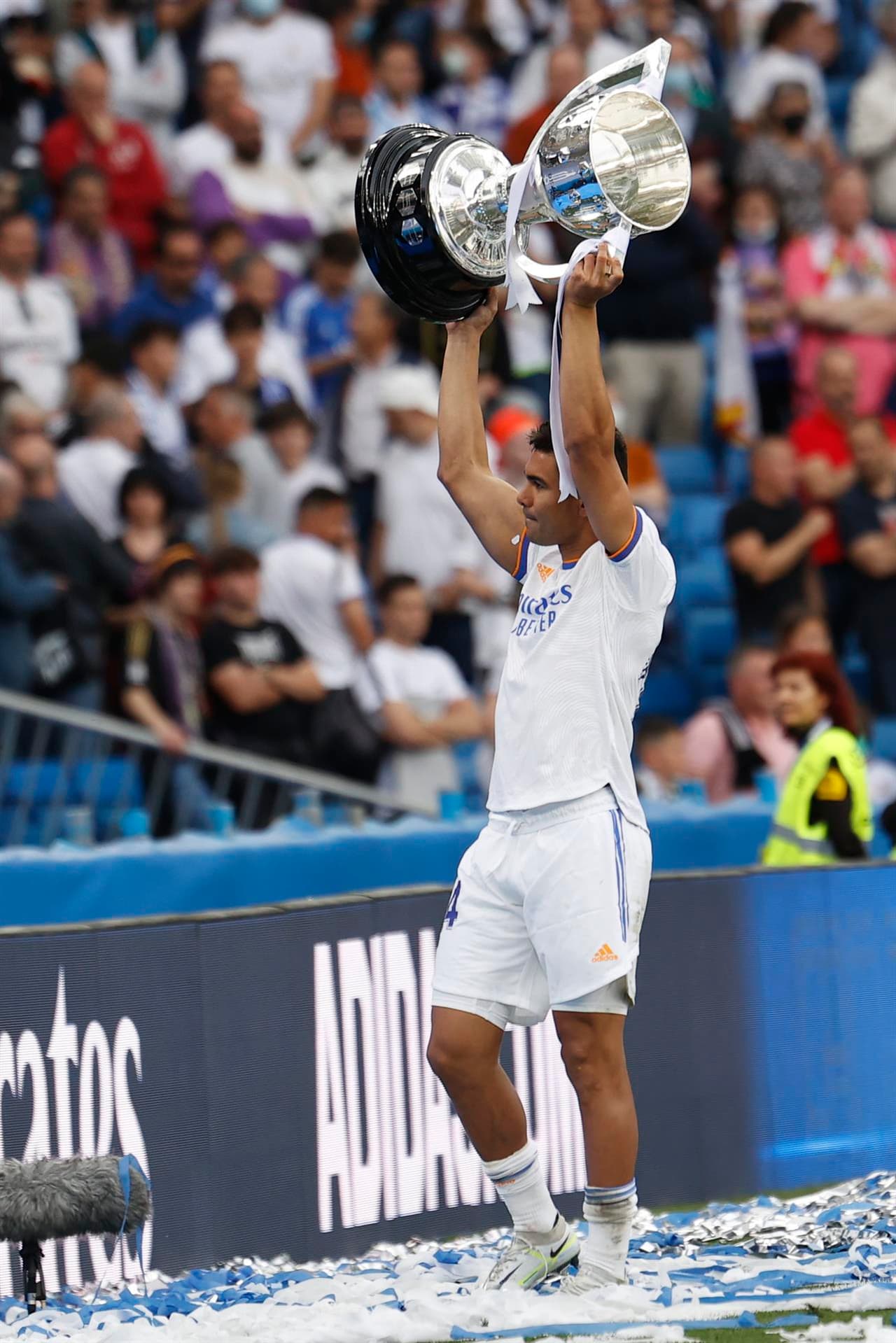 ¡Campeón de España! Real Madrid celebra el título 35 de Liga de su historia.