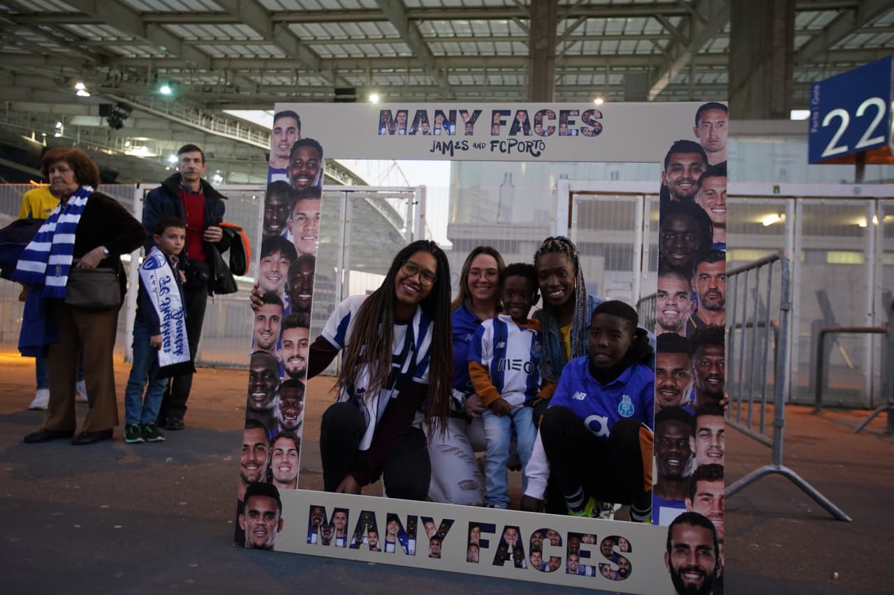 En las afueras del estadio la gente también se pronuncia contra el Racismo.