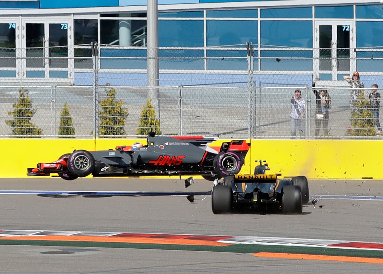 El impacto levantó a Grosjean del asfalto y lo llevó hasta el muro de contención, donde acabó con su coche destruido. Ambos pilotos abandonaron el trazado sin cumplir una sola vuelta.