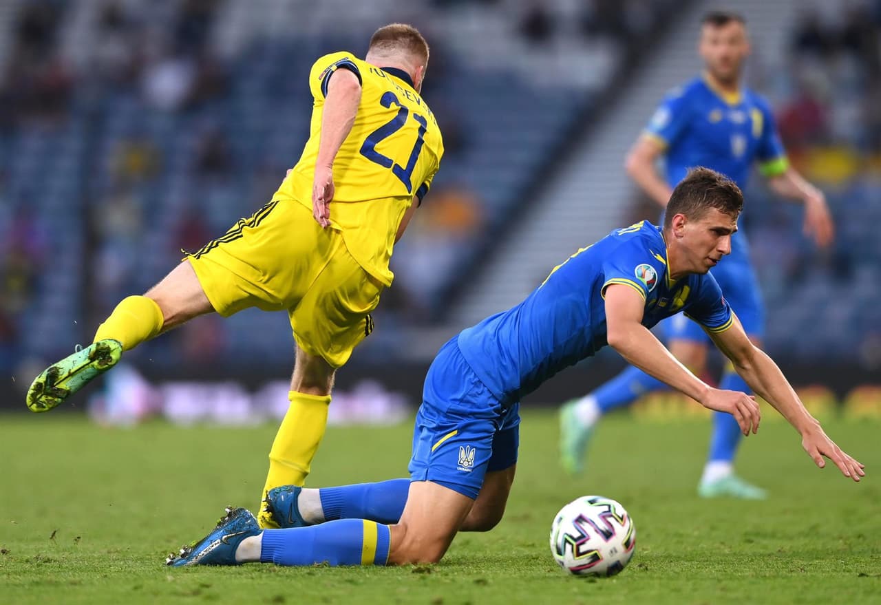 Ucrania lo hace y deja fuera a Suecia en tiempos extra con marcador de 2-1; consigue su pase a Cuartos de Final en la Euro 2020. Oleksandr Zinchenko abría el marcador al minuto 27, pero el sueco Emil Forsberg empataba el encuentro al 43'. Quien le da la victoria y el pase a la siguiente ronda a los ucranianos, es Artem Dovbyk al 120+1', quienes enfrentarán a Inglaterra este sábado.