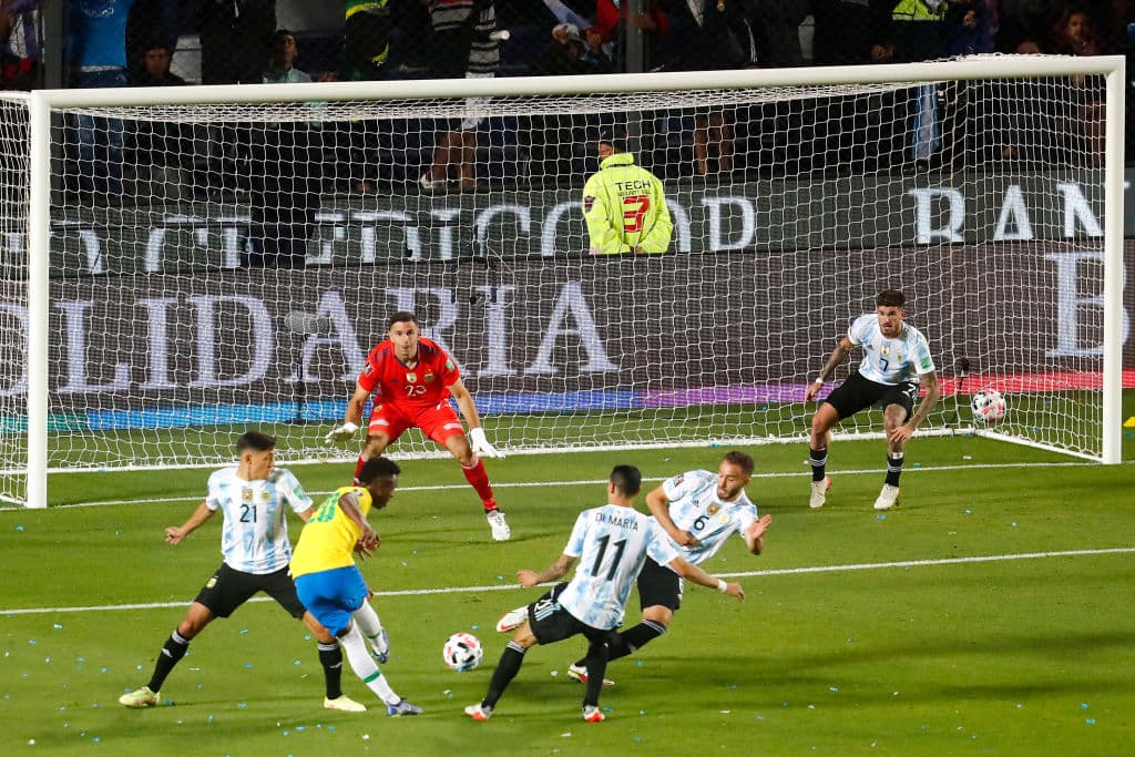 Argentina no logra demostrar su futbol en casa y Brasil se queda a centímetros de robarles los piuntos en el empate 0-0.