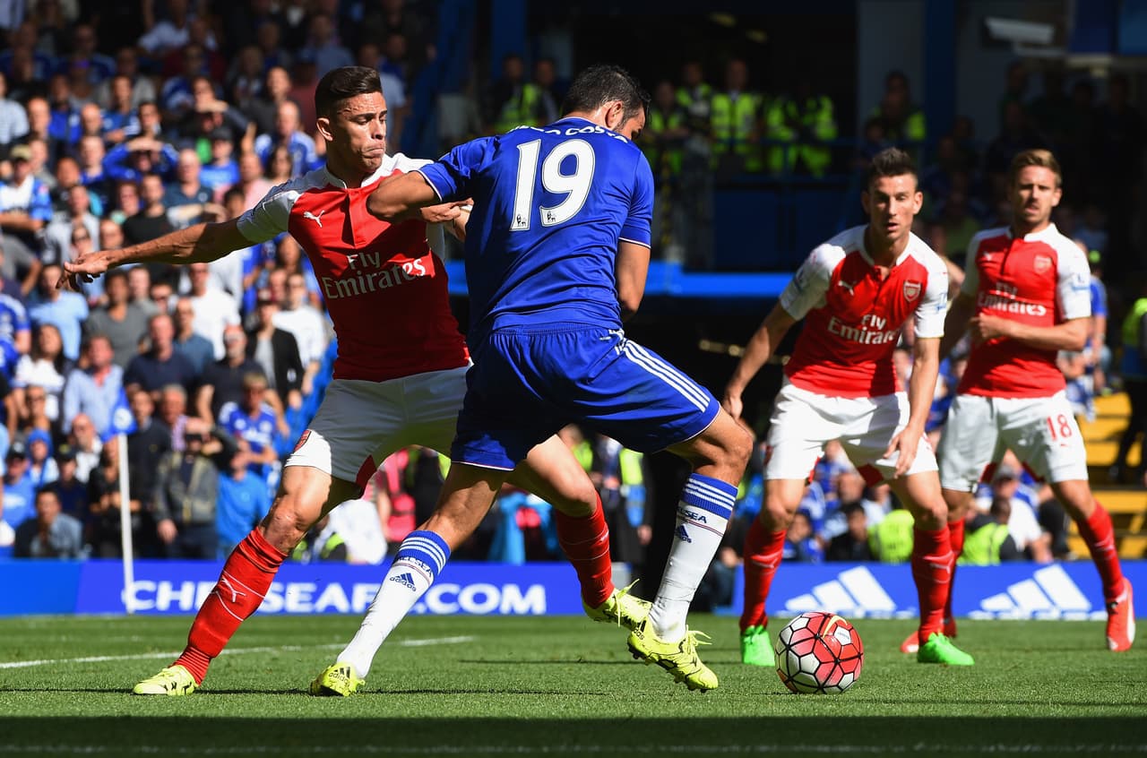 En una jugada en el área del Arsenal Diego Costa manoteó repetidamente a Laurent Koscielny y luego se tiró al suelo.