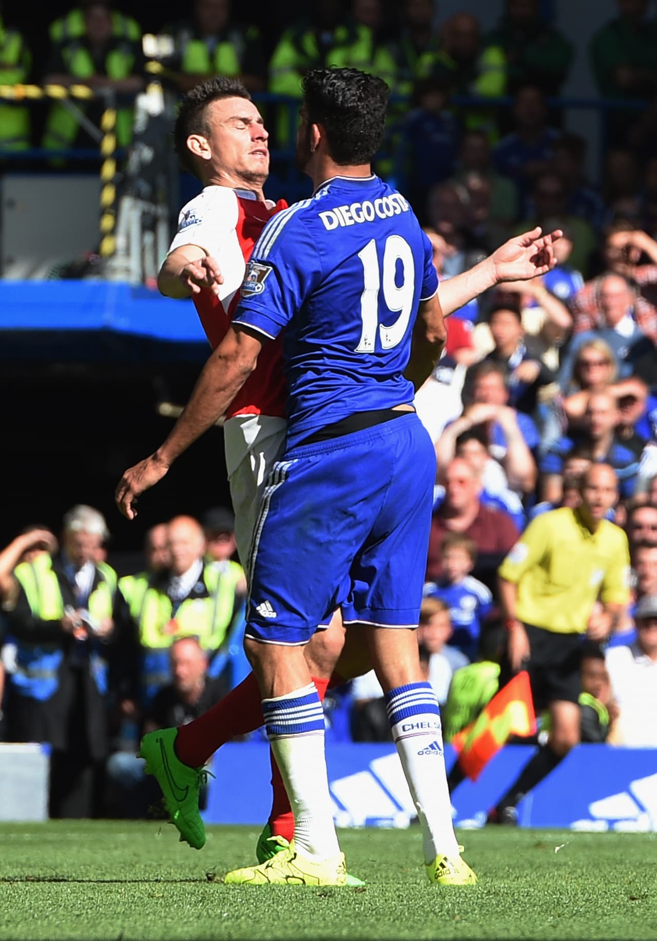 Diego Costa sacó toda su malicia en el partido de Chelsea contra Arsenal y logró la expulsión de Gabriel Paulista.