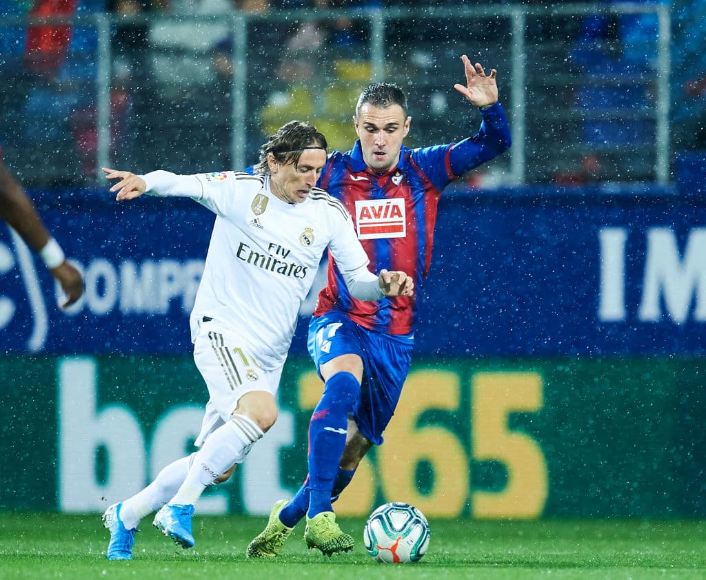 Con goles de Sergio Ramos, Federico Valverde y doblete de Karim Benzema, el real Madrid golea y llega 25 unidades.