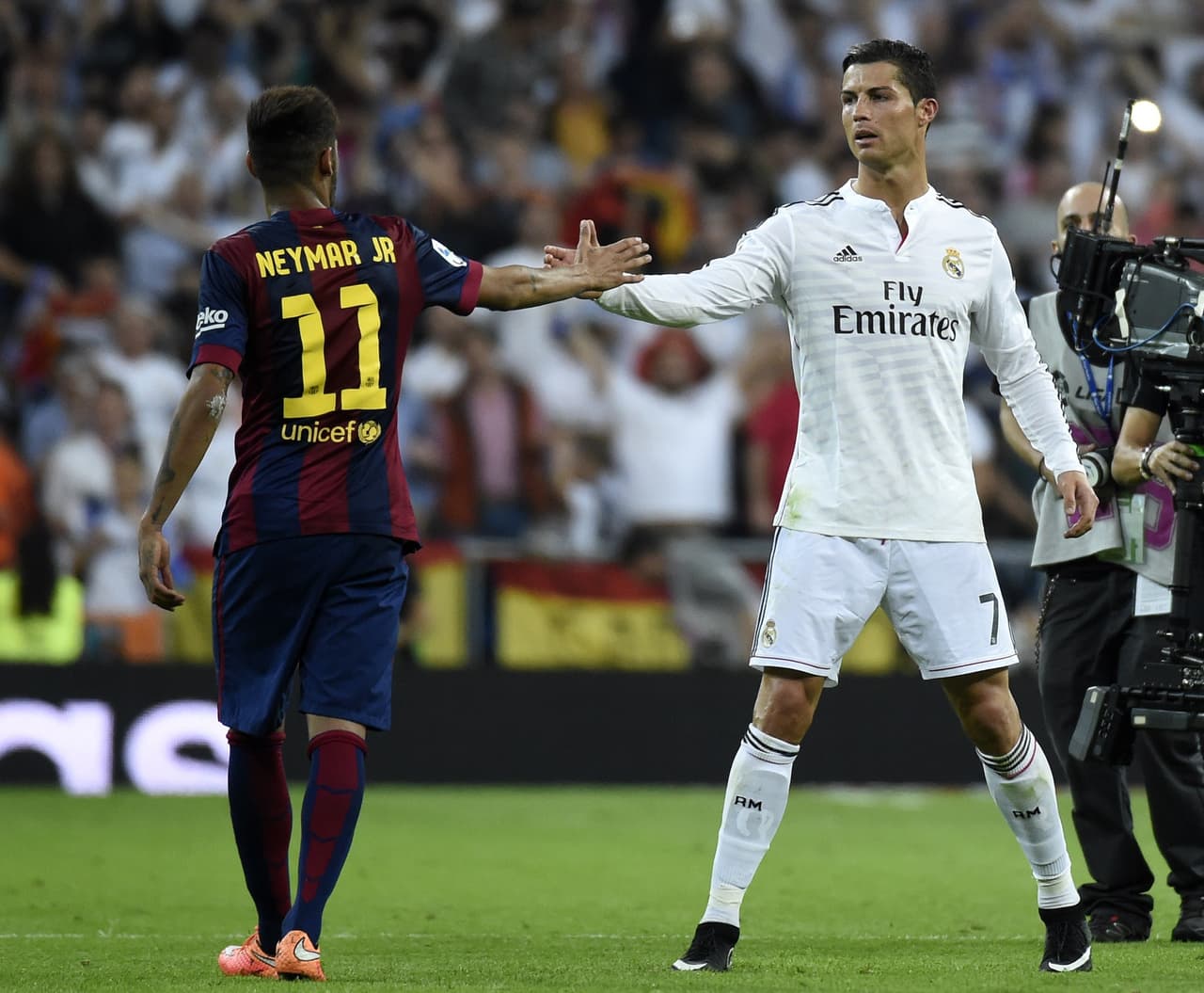 Neymar saluda a Cristiano Ronaldo en un derbi español