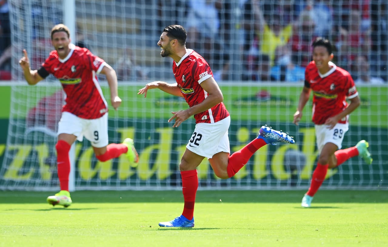 Vincenzo Grifo y Roland Sallai se encargan de anotar los goles que le dan el triunfo 2-1 al Freiburg sobre el Borussia Dortmund, quienes sufrieron su pirmer derrota de la campaña.