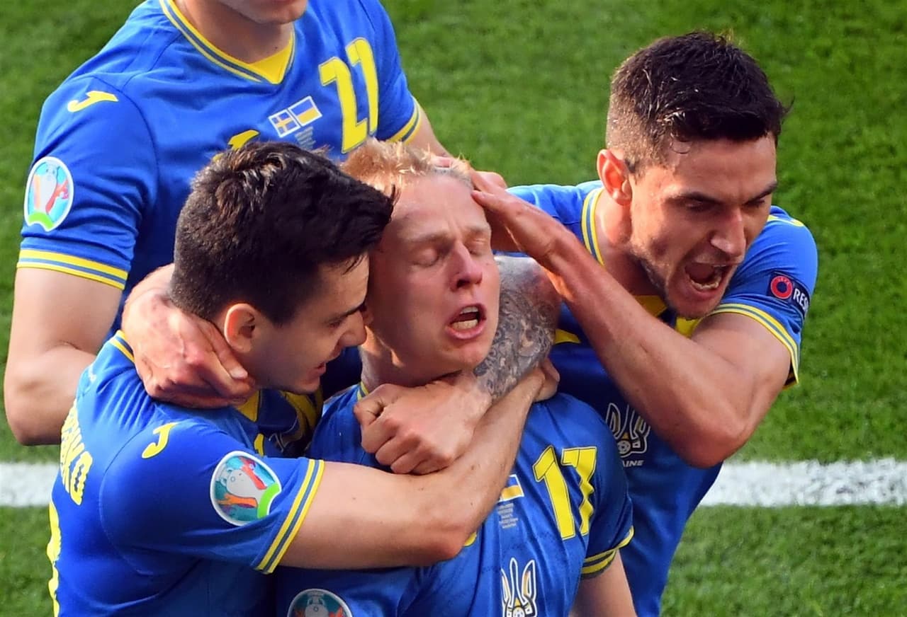 Ucrania lo hace y deja fuera a Suecia en tiempos extra con marcador de 2-1; consigue su pase a Cuartos de Final en la Euro 2020. Oleksandr Zinchenko abría el marcador al minuto 27, pero el sueco Emil Forsberg empataba el encuentro al 43'. Quien le da la victoria y el pase a la siguiente ronda a los ucranianos, es Artem Dovbyk al 120+1', quienes enfrentarán a Inglaterra este sábado.
