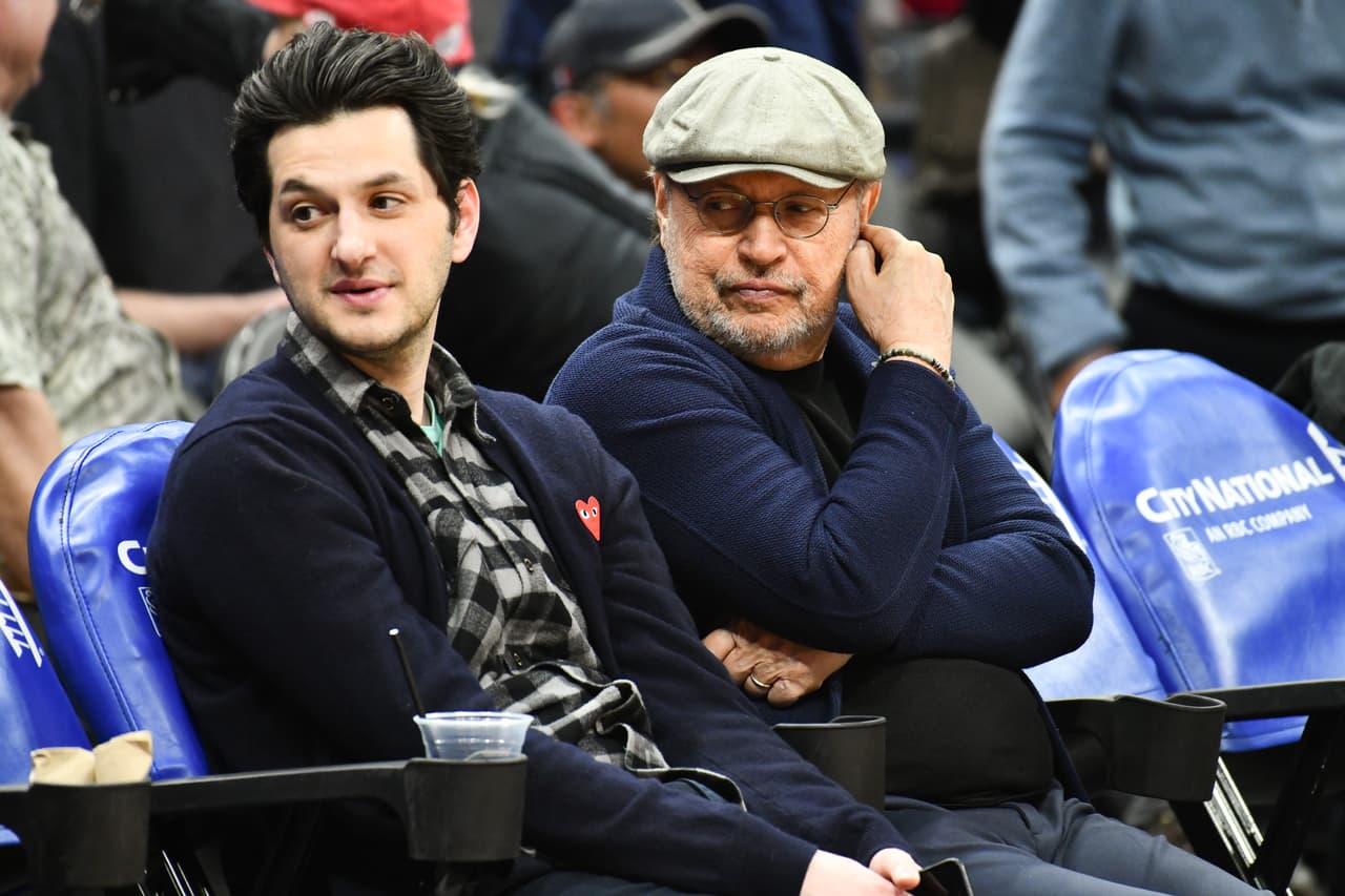 El triunfo de los Clippers en la noche del lunes, en Staples Center, contó con la presencia de varias celebridades entre las cuales se destacan Elgin Baylor (ex NBA), Ben Schwartz (actor), Billy Crystal (actor), Adam DeVine (actor), Chloe Bridges (actriz), P-Reala (rapero) y Floyd Mayweather Jrl (boxeador).
