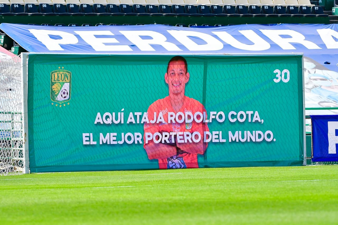 Rodolfo Cota fue recibido en el entrenamiento con una manta.