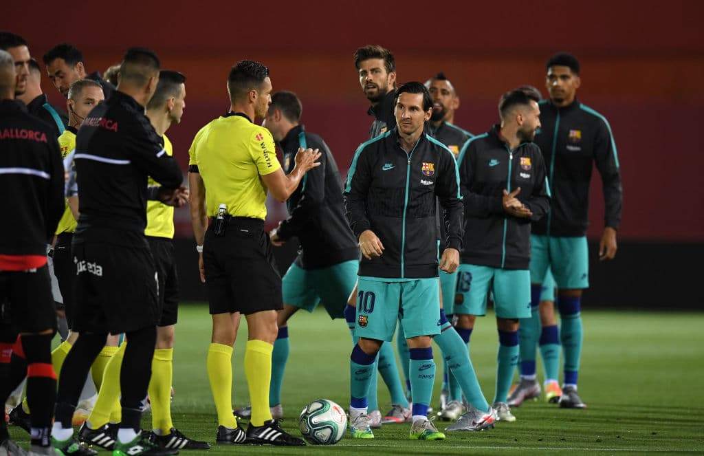 Messi, capitán del equipo Blaugrana, siempre atento e imponente pese a su tamaño comparado con algunos compañeros.