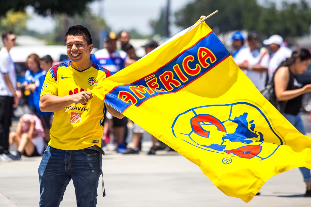 Así se vivió el color previo al partido de Campeón de Campeones de la Liga MX entre los Tigres de la UANL y las Águilas del América en Dignity Healt Sports Park, en Carson, California. Los dos más recientes monarcas del balompié mexicano se veían cara a cara para dirimir un trofeo que sus aficionados querían en las vitrinas de su club.