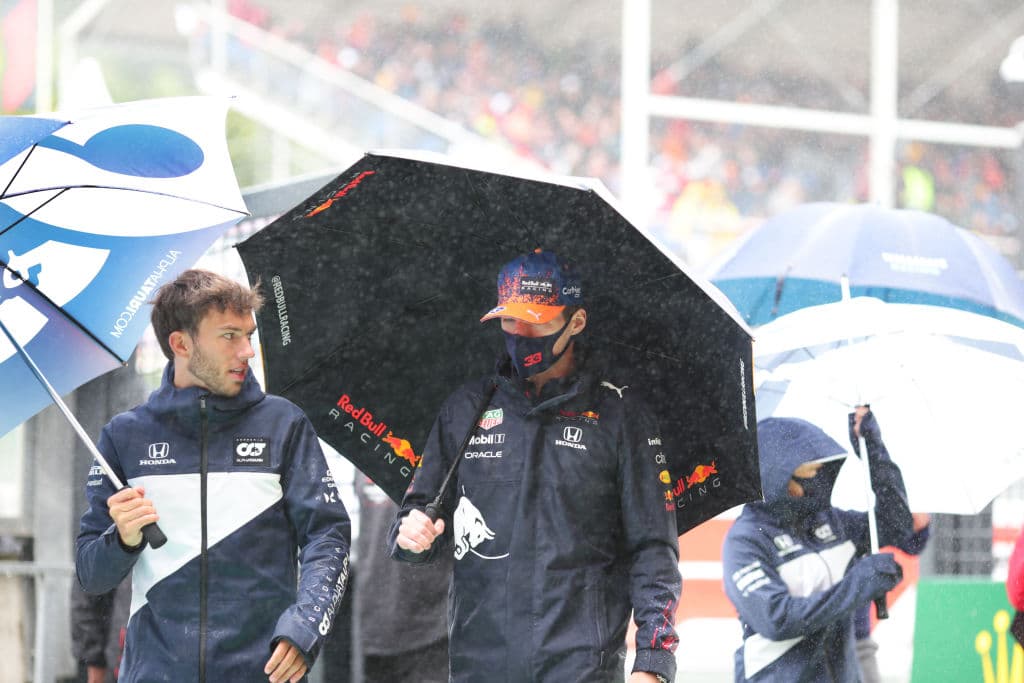 Tras hora y media de retraso por cuestiones climáticas, el Gran Premio de Bélgica se registra como el más corto en la historia, pues tras tres vueltas del circuito y con safety car, se decidió dar por terminada la carrera y sólo se les dará la mitad de puntos a los pilotos. Max Verstappen fue el ganador del circuito, pues fue el primero en partir tras lograr la pole position.