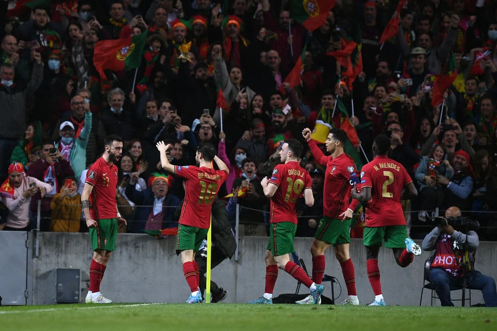 Dos goles de Bruno Fernandes, jugador del Manchester United al igual que Cristiano Ronaldo, sirvieron para que Portugal venciera 2-0 a Macedonia del Norte y sellara su clasificación al Mundial de Qatar 2022.
<br>