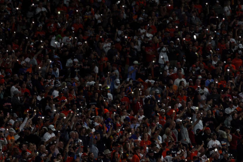 Los fanáticos en el Minute Maid Park celebraron la victoria de los Astros para igualar la Serie Mundial.