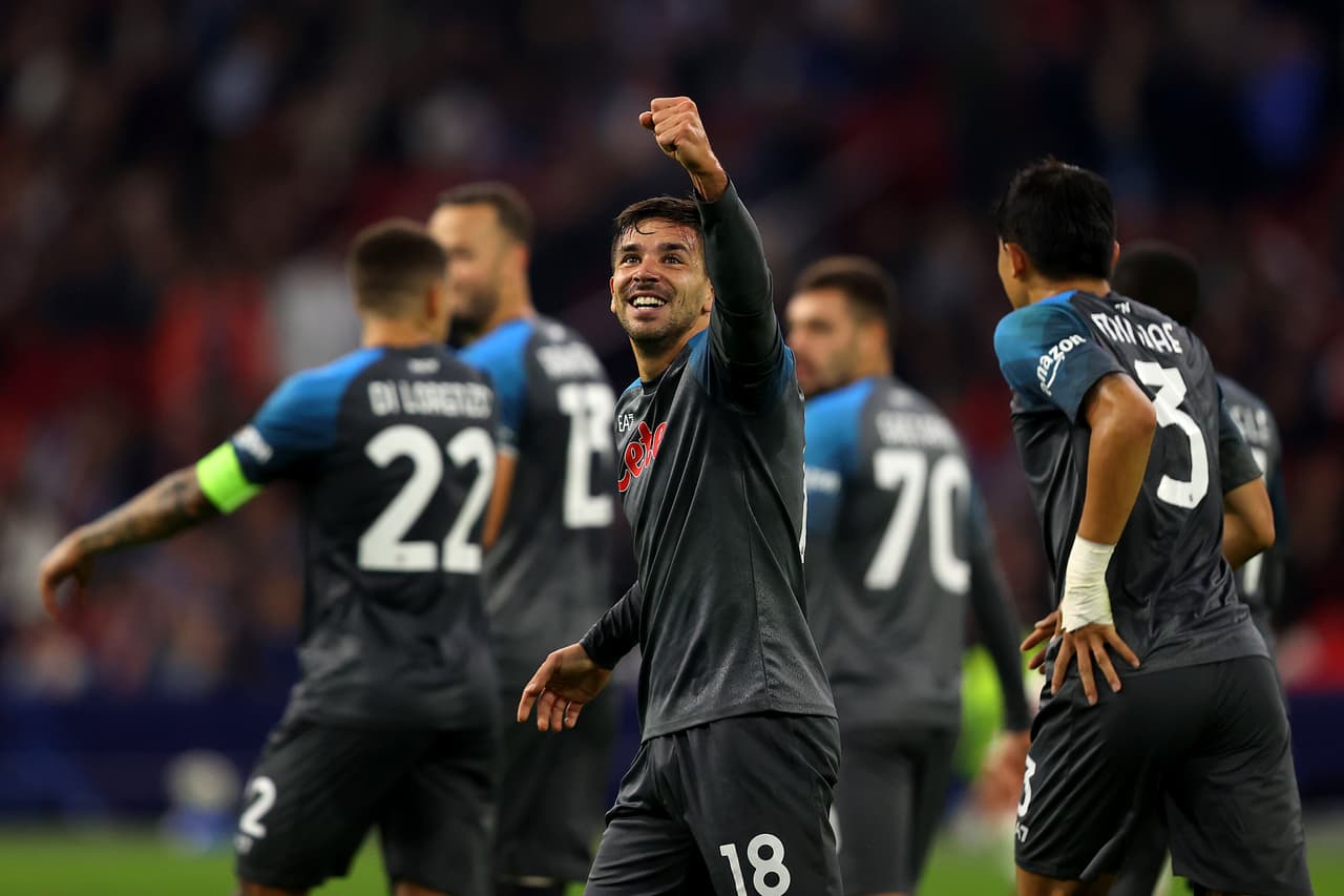 Napoli aplastó al Ajax a domicilio y lleva paso perfecto en la Champions League.