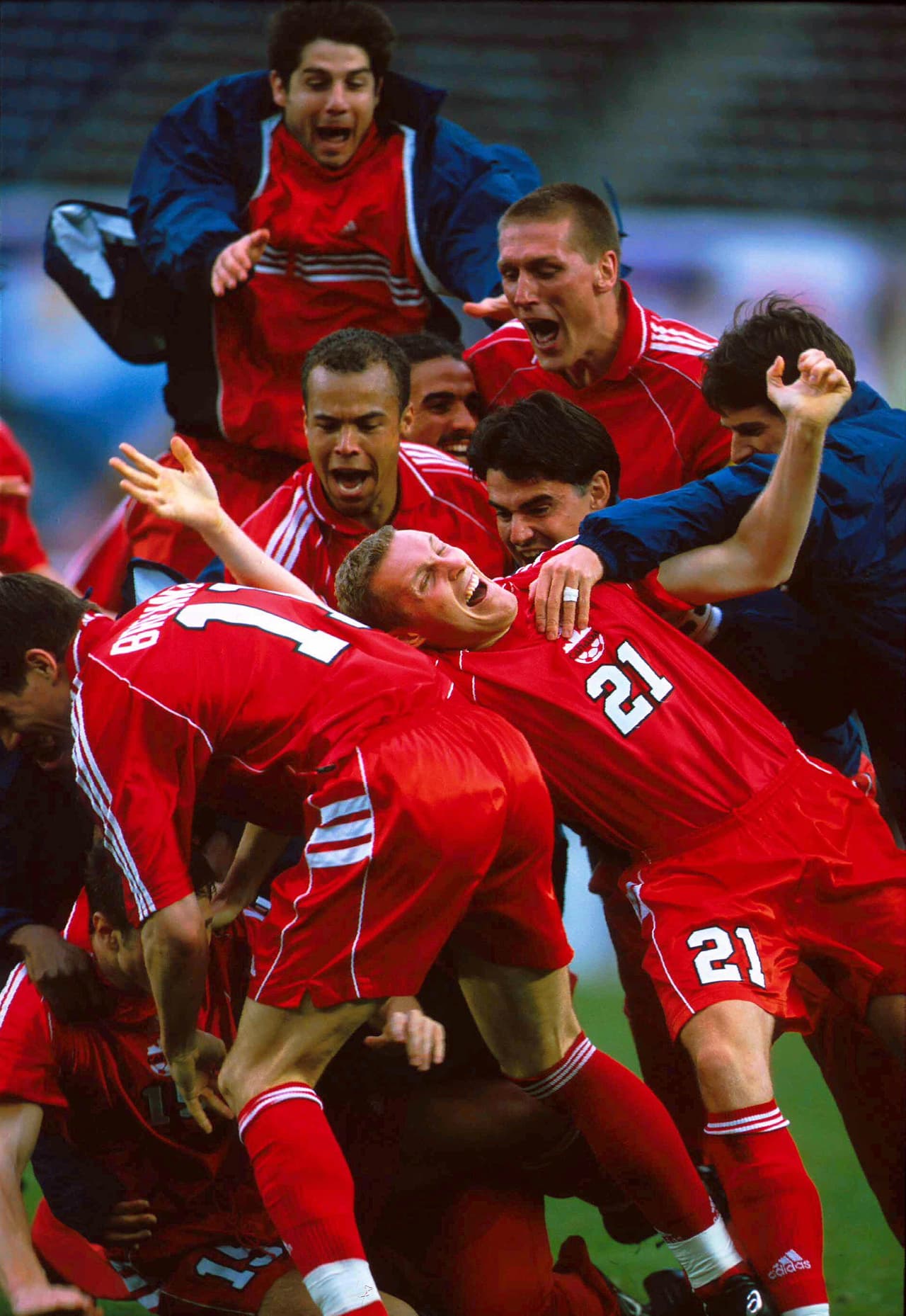 La primer Copa Oro del nuevo milenio, dio una grata sorpresa ya que a la final llegaron las selecciones de Canadá y Colombia y el campeón fue el conjunto canadiense que derrotó 2-0 a los cafeteros en el Memorial Coliseum.