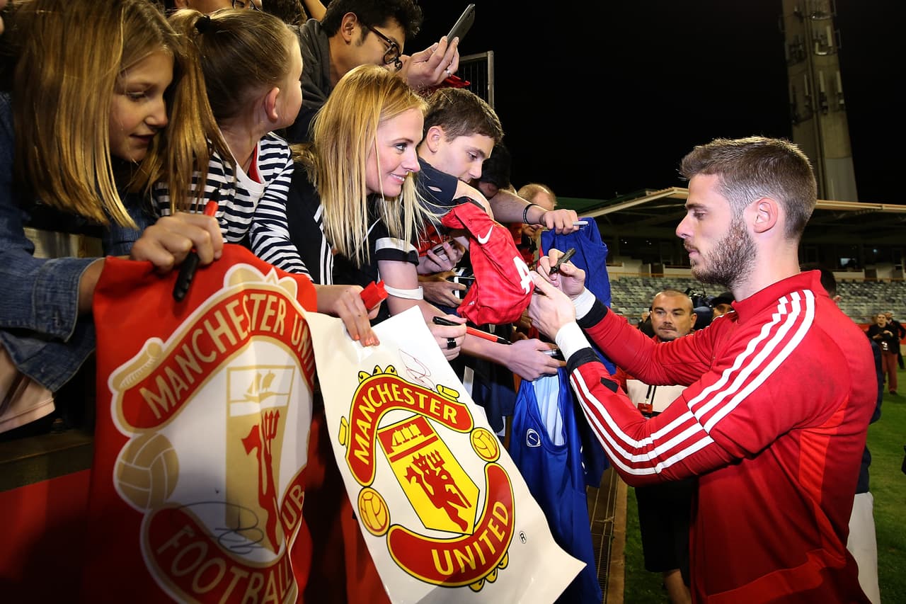 Manchester United entrenó este jueves a puertas abiertas en Perth, Australia, para tener contacto con los cientos de aficionados que llegaron hasta el WACA Ground. Paul Pogba, aún sin definir su futuro, fue uno de los más aclamados tomándose fotos y firmando autógrafos a quienes se lo pidieron. Los Diablos Rojos enfrentarán al Perth Glory y al Leeds United en esta gira por suelo australiano.