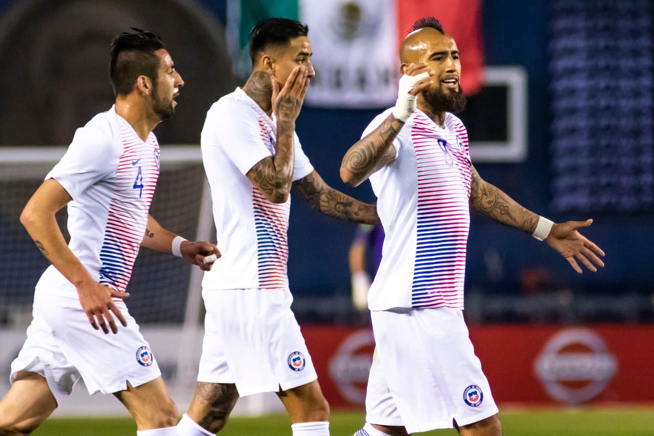 Arturo Vidal (derecha) fue el jugador que llevó más peligro al área mexicana durante el primer tiempo.