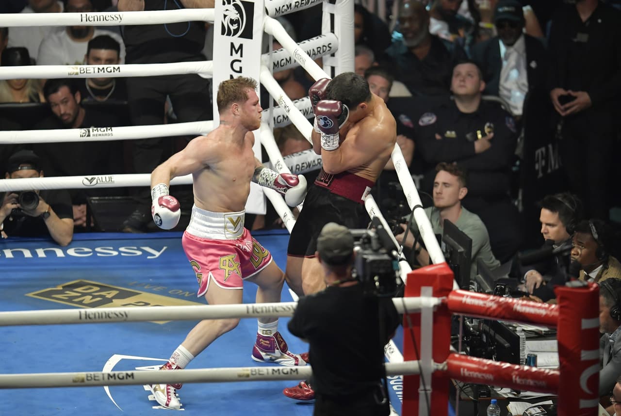 Dmitry Bivol hizo una gran pelea y dejó sin argumentos al Canelo que se apuntó su segunda derrota como profesional.