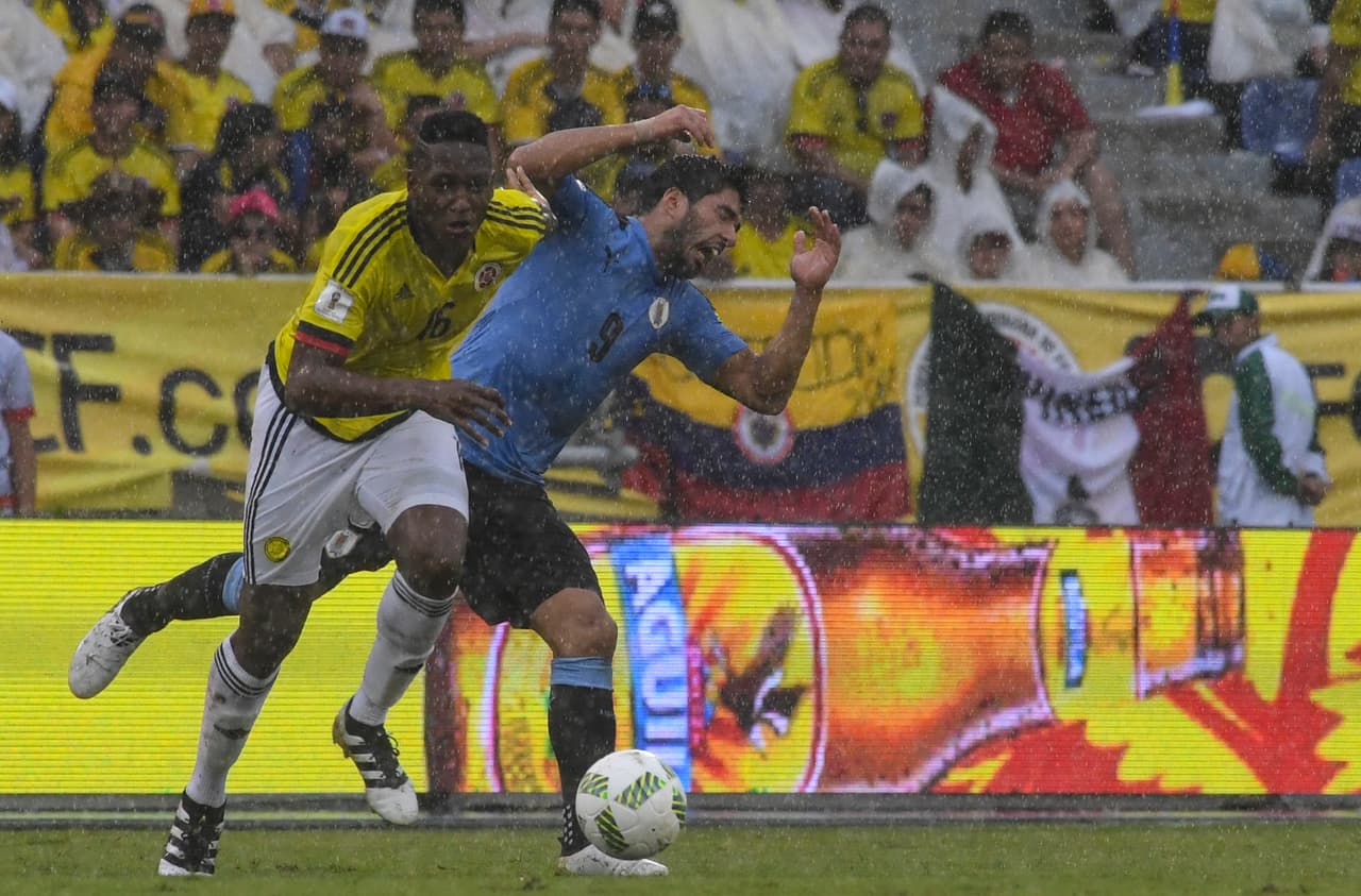 Uruguay's Luis Suarez (R) and Colombia's defender Yerry Mina (L) vie for the ball during their Russia 2018 FIFA World Cup qualifier football match in Barranquilla, Colombia, on October 11, 2016. / AFP / Luis Acosta (Photo credit should read LUIS ACOSTA/AFP/Getty Images)