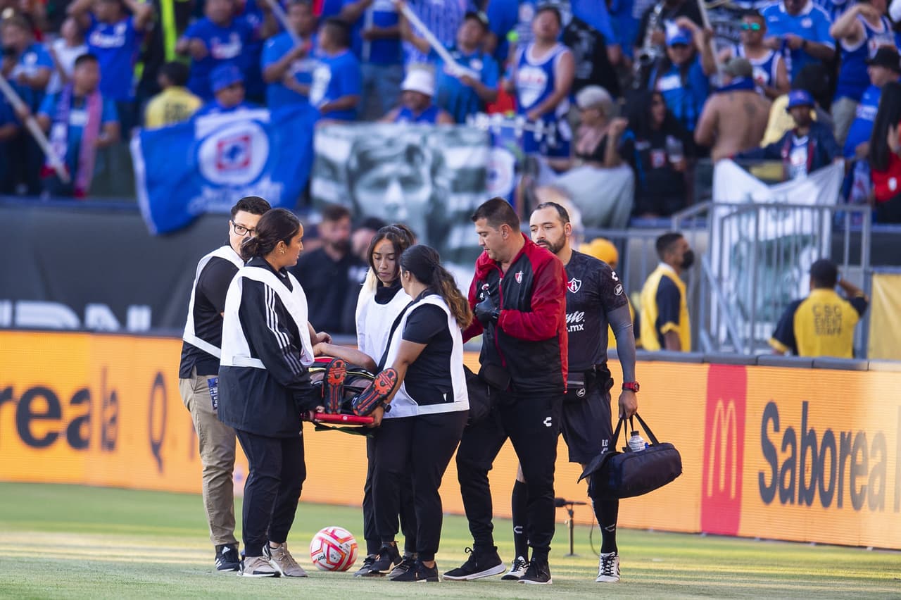 Julián Quiñones pasó de héroe a villano en cuestión de minutos, pues marcó el gol para empatar 2-2 en el tiempo reglamentario, pero voló el último cobro en los penales para darle el triunfo a Cruz Azul.