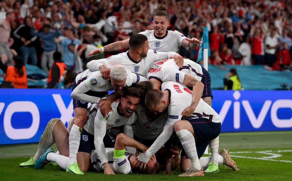 Inglaterra derrota a Dinamarca en tiempos extra y es el segundo finalista de la Euro 2020. Mikkel Damsgaard abría el marcador al minuto 30’ y, posteriormente, un autogol de Simon Kjaer al 39’ trajo el empate del encuentro. Ya en tiempo extra, Harry Kane hace el gol de la victoria al 104’. Su rival en la gran final será Italia.