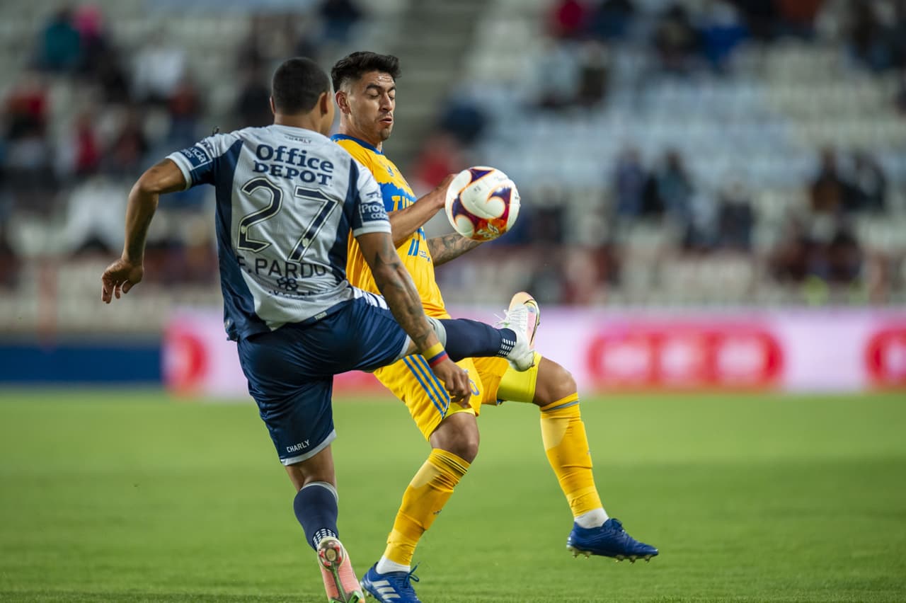 Roberto de la Rosa agarra adelantado a Nahuel y consigue el tanto que la da la victoria a 1-0 sobre los Tigres. Los felinos quedan fuera de del repechaje y Pachuca recupera posiciones y llega a la onceava plaza.