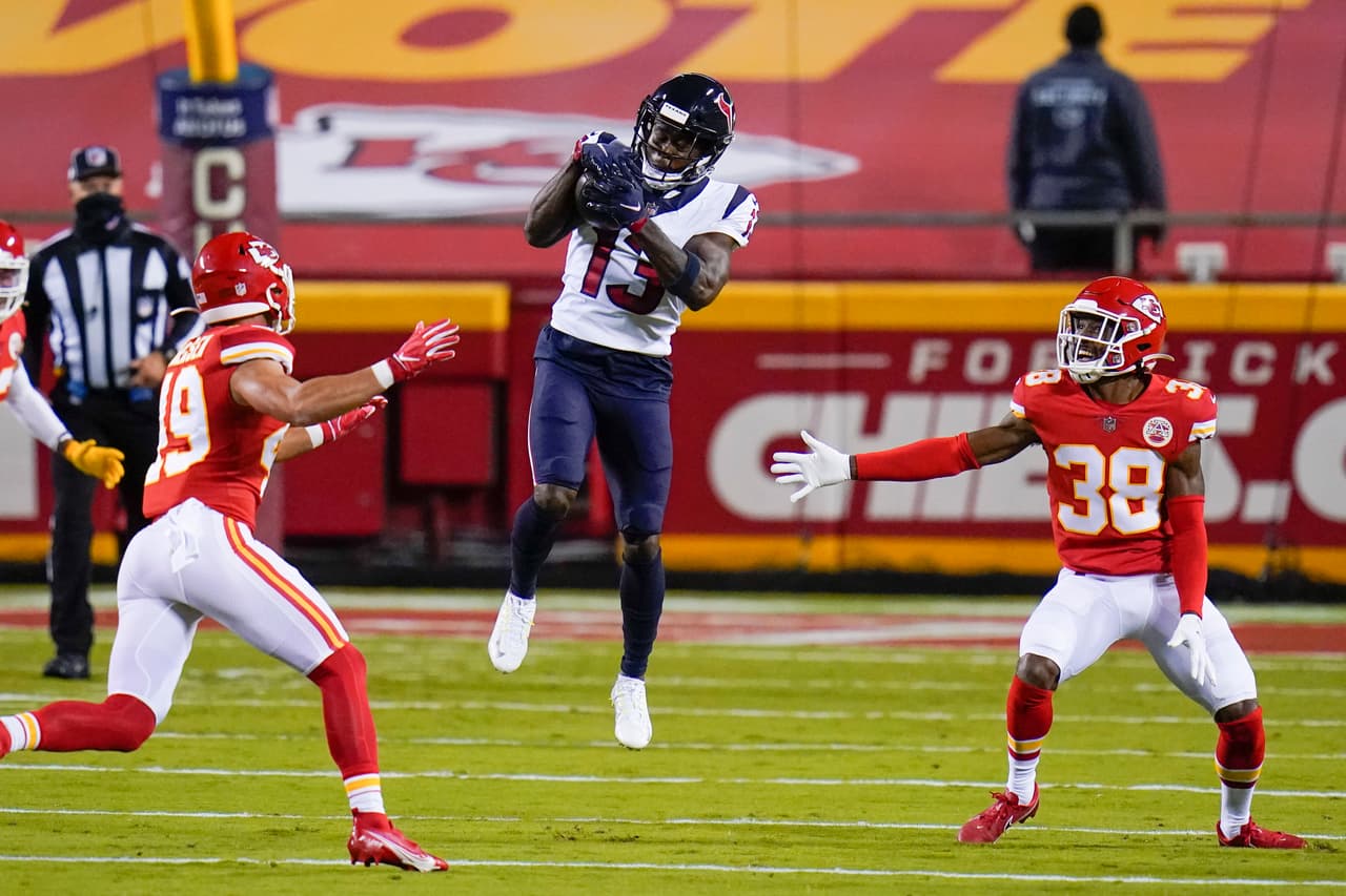 Los receptores de los Texans están en un buen momento, pero la defensa de los Chiefs no deja hacer mucho a Deshaun Watson.