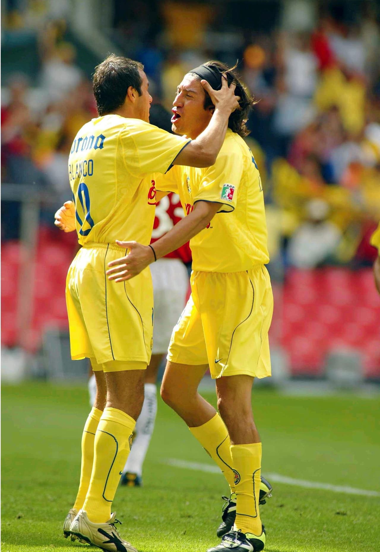 La segunda temporada de Cuauhtémoc Blanco en el Valladolid tampoco fue buena y volvió al América en 2002 para juntarse con el 'Bam-Bam'.