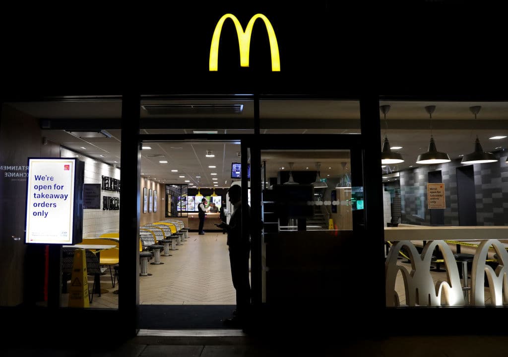 Pese a que su esposa lo cuidaba y le preparaba comida sana, antes de llegar a su casa, y después del entrenamiento, pasaba por un restaurante de comida rápida y sucumbía ante las hamburguesas.