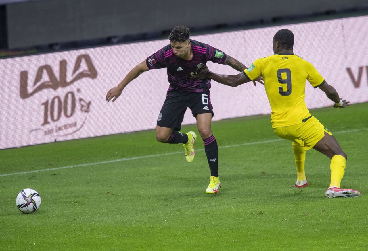 Las anotaciones de Alexis Vega y de Henry Martin hacen que México arranque el hexagonal con el pie derecho al vencer 2-1 a Jamaica.