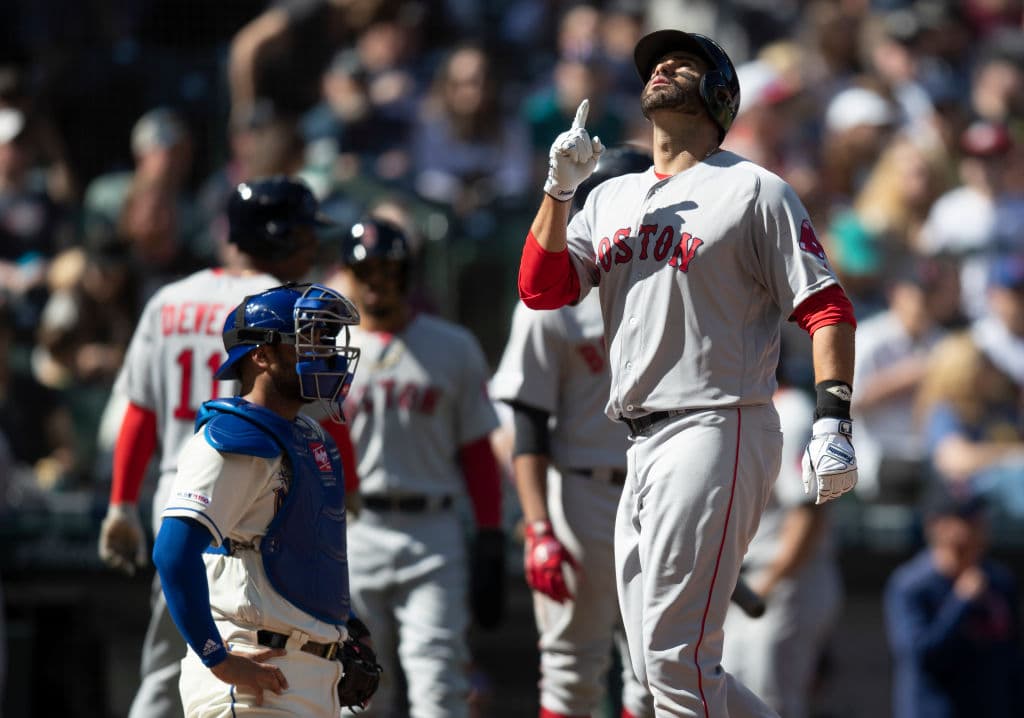 El bateador designado de los Red Sox J.D. Martínez pegó jonrón de tres carreras en el cuarto capítulo para poner 9-6 el juego en ventaja para Seattle.