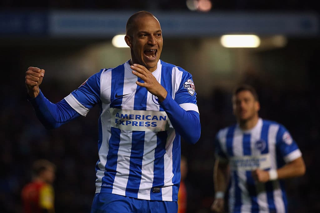 <b>Bobby Zamora</b>
<br>Siempre dijo que, a pesar de ser un gran fanático del futbol, no veía partidos durante la noche en casa. Zamora jugó la mayoría del tiempo en clubes ingleses, unos de ellos fueron el West Ham y el Fulham.