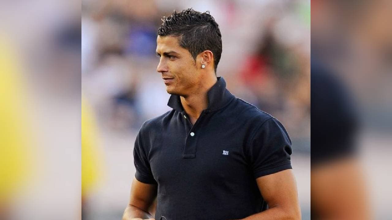 Con la ‘polo’ cuello arriba… muy de la primera década de los 2000.