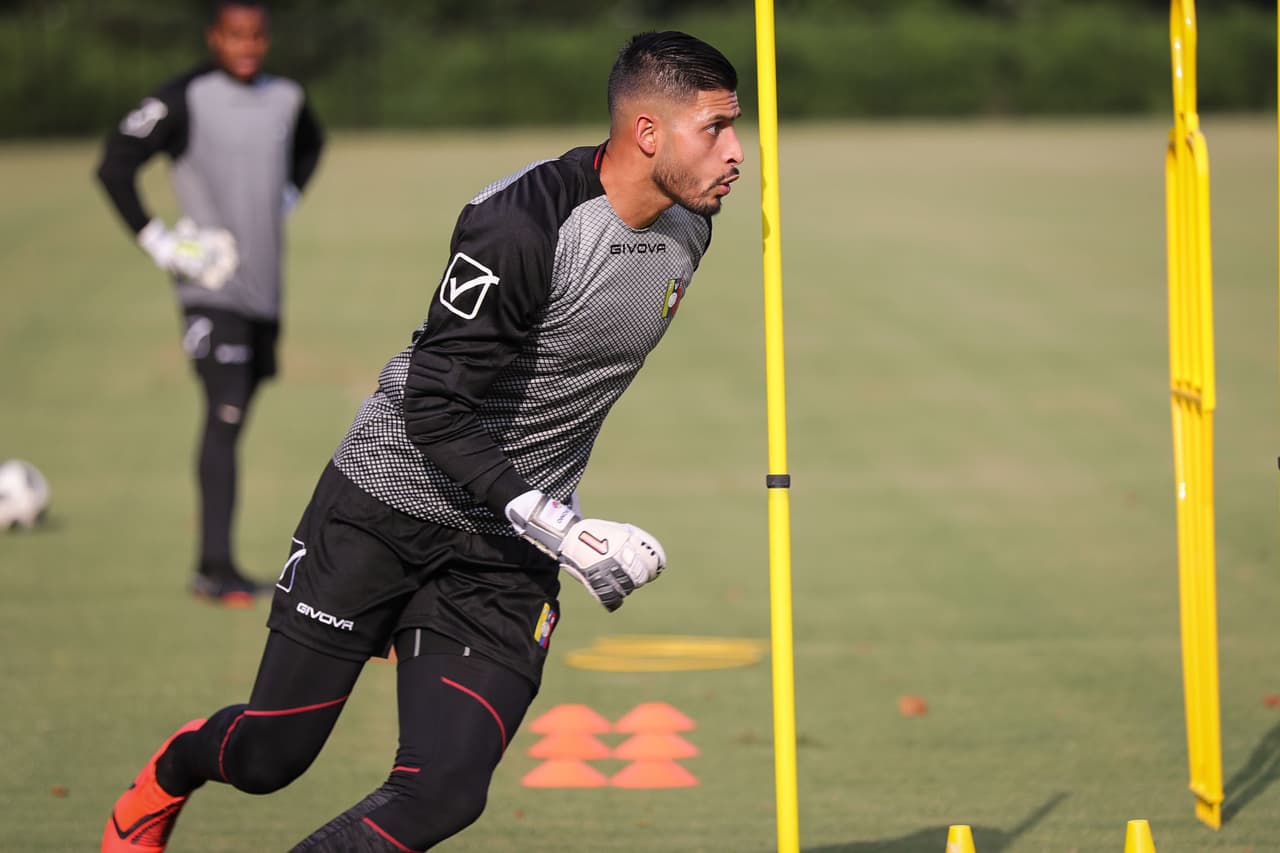 La Selección de Venezuela cerró su preparación de cara al duelo que sostendrá este miércoles en Mercedes-Benz Stadium en Atlanta ante México, en choque que le sirve de preparación a ambas selecciones para la Copa América y Copa Oro respectivamente. La 'Vinotinto' acude a este cotejo con sus grandes figuras como Salomón Rondón, Josef Martínez, Roberto Rosales y Tomás Rincón, bajo la guía del técnico Rafael Dudamel.