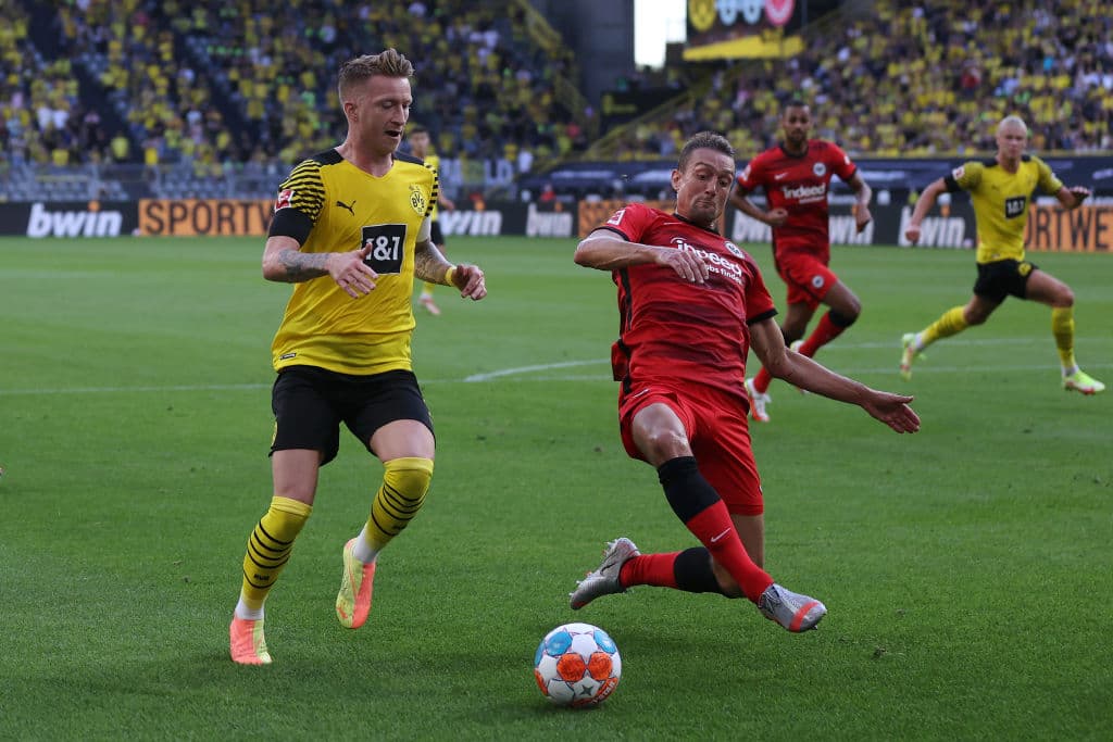 Borussia Dortmund, sin piedad, golea al Frankfurt 5-1 en el primer partido de temporada. Reus (23’), Hazard (32’) y Reyna (58’) sumaron un tanto al marcador, mientras que Erling Haaland anotó doblete durante el encuentro. Felix Passlack anotó autogol al 27’, mientras que Jens Petter Hauge anota el segundo tanto al 86’.