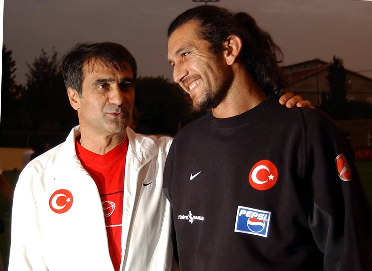 Inlcuso, Isil Reçber, exposta del exfutbolista reveló
<b>"</b>Rustu tuvo fiebre durante días y horas. Síntomas extraños que no se han experimentado, sentido o visto antes
<b>.</b> Padeció una fuerte debilidad, fatiga, pérdida de apetito...". Pero no sólo eso: "la piel se le volvió gris, como los labios. Respiraba rápido y tenía dificultad para hacerlo, además de una tos que no terminaba. Tampoco hablaba, tenía el pulso irregular", explicó la pareja del exportero.