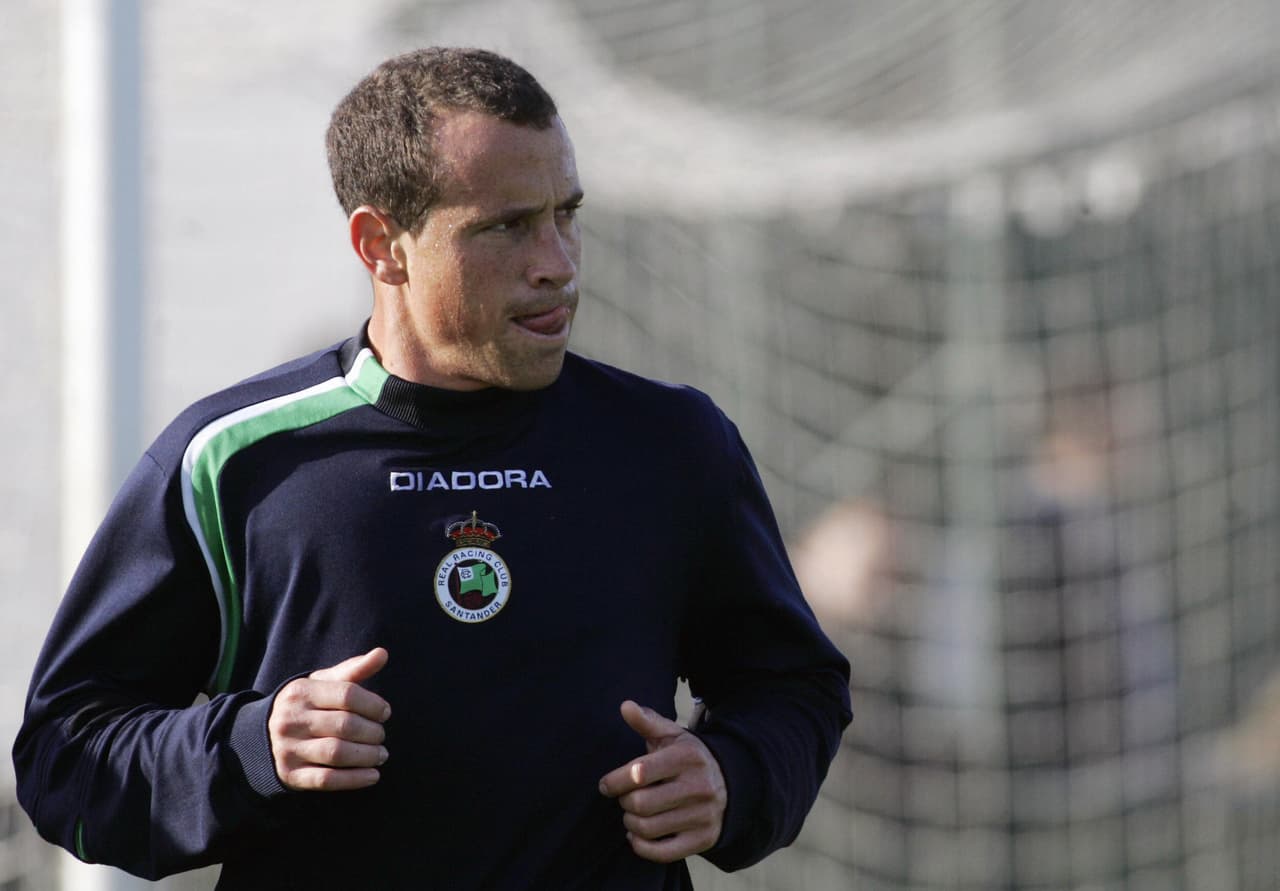 El volante Gerardo Torrado jugó dos temporadas en la Segunda División de España y en 2002 empezó su paso por Sevilla, con el que jugó 40 partidos , y luego con Racing de Santander, en el que disputó 19. Dejaría el fútbol español en 2005.